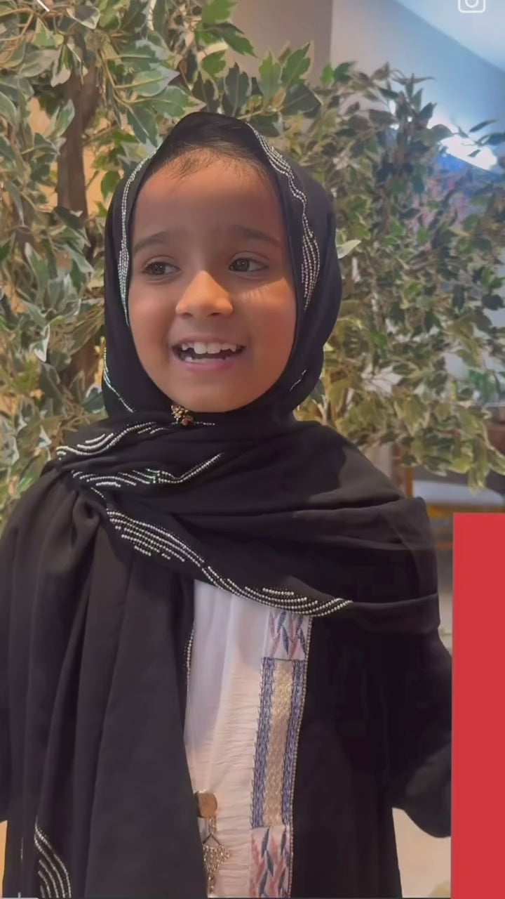 The Bangalore Academy and @sumaiya_samikhan: girls in India sing No Secrets from Mom and Dad and greet Lida.